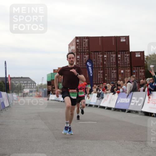 03.10.2025 - Köhlbrandbrückenlauf Yannick Fuchs http://msf.ph/oto/8983772 03.10.2025 15:53:55 Ziel 7074, 7181, 9268 meine-sportfotos.de
