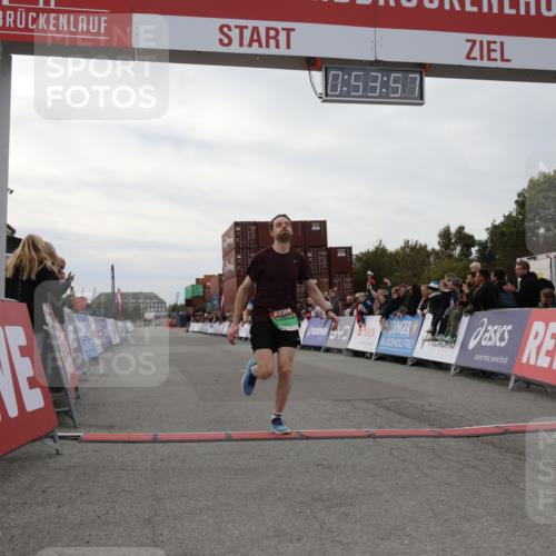 03.10.2025 - Köhlbrandbrückenlauf Yannick Fuchs http://msf.ph/oto/8983776 03.10.2025 15:53:56 Ziel 7074, 7181, 9268 meine-sportfotos.de