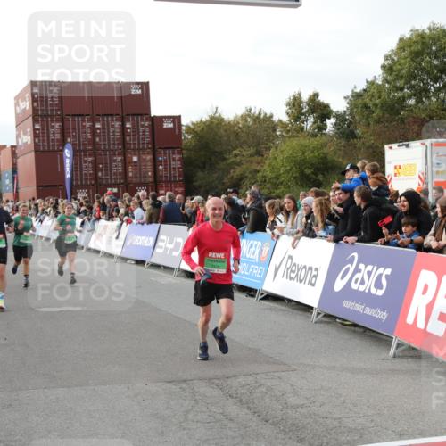 03.10.2025 - Köhlbrandbrückenlauf Yannick Fuchs http://msf.ph/oto/8983778 03.10.2025 16:07:39 Ziel 7179, 7588, 7674, 8035, 8862, 9020, 9456, 9457 meine-sportfotos.de