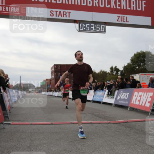 03.10.2025 - Köhlbrandbrückenlauf Yannick Fuchs http://msf.ph/oto/8983779 03.10.2025 15:53:56 Ziel 7074, 7181, 9268 meine-sportfotos.de