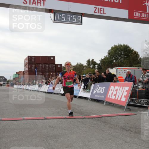 03.10.2025 - Köhlbrandbrückenlauf Yannick Fuchs http://msf.ph/oto/8983784 03.10.2025 15:53:57 Ziel 7074, 7181, 9268 meine-sportfotos.de