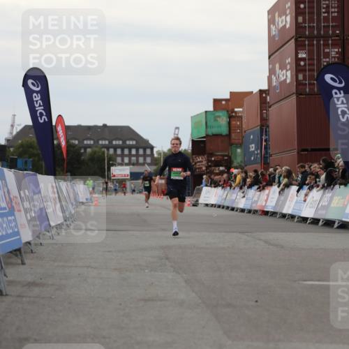 03.10.2025 - Köhlbrandbrückenlauf Yannick Fuchs http://msf.ph/oto/8983800 03.10.2025 15:54:10 Ziel 8920 meine-sportfotos.de