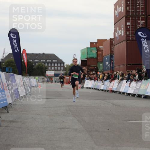 03.10.2025 - Köhlbrandbrückenlauf Yannick Fuchs http://msf.ph/oto/8983802 03.10.2025 15:54:11 Ziel 8920 meine-sportfotos.de