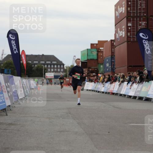 03.10.2025 - Köhlbrandbrückenlauf Yannick Fuchs http://msf.ph/oto/8983804 03.10.2025 15:54:11 Ziel 8920 meine-sportfotos.de