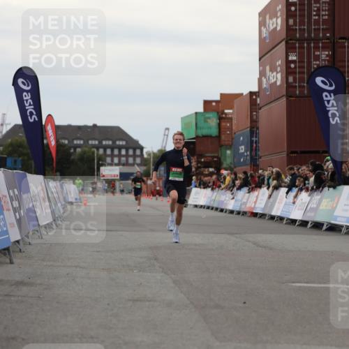 03.10.2025 - Köhlbrandbrückenlauf Yannick Fuchs http://msf.ph/oto/8983806 03.10.2025 15:54:11 Ziel 8920 meine-sportfotos.de