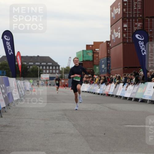 03.10.2025 - Köhlbrandbrückenlauf Yannick Fuchs http://msf.ph/oto/8983808 03.10.2025 15:54:11 Ziel 8920 meine-sportfotos.de