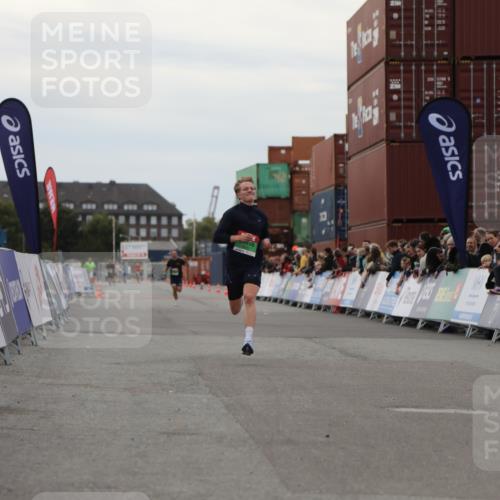 03.10.2025 - Köhlbrandbrückenlauf Yannick Fuchs http://msf.ph/oto/8983809 03.10.2025 15:54:11 Ziel 8920 meine-sportfotos.de
