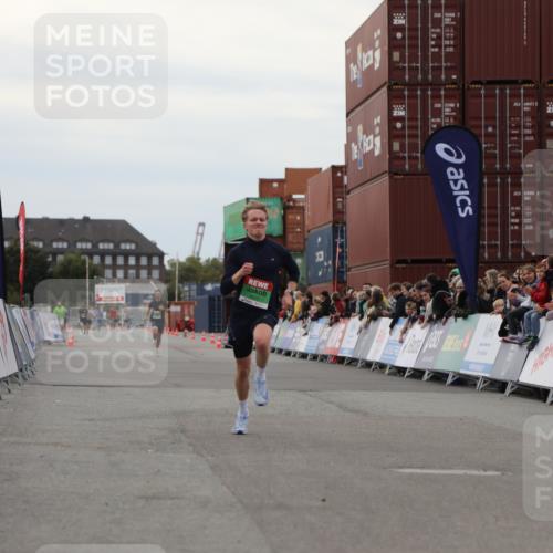 03.10.2025 - Köhlbrandbrückenlauf Yannick Fuchs http://msf.ph/oto/8983811 03.10.2025 15:54:12 Ziel 8920 meine-sportfotos.de