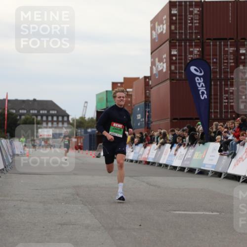 03.10.2025 - Köhlbrandbrückenlauf Yannick Fuchs http://msf.ph/oto/8983813 03.10.2025 15:54:12 Ziel 8920 meine-sportfotos.de