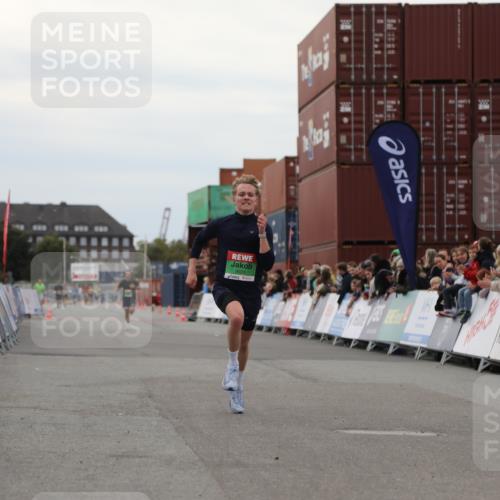 03.10.2025 - Köhlbrandbrückenlauf Yannick Fuchs http://msf.ph/oto/8983815 03.10.2025 15:54:12 Ziel 8920 meine-sportfotos.de