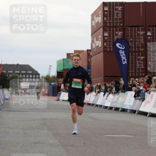 03.10.2025 - Köhlbrandbrückenlauf Yannick Fuchs http://msf.ph/oto/8983817 03.10.2025 15:54:12 Ziel 8920 meine-sportfotos.de