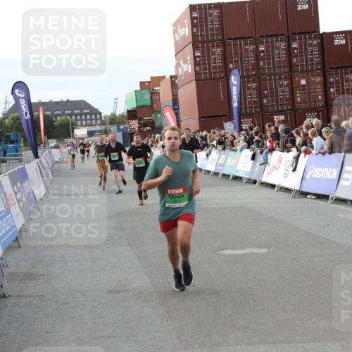 03.10.2025 - Köhlbrandbrückenlauf Yannick Fuchs http://msf.ph/oto/8983818 03.10.2025 16:07:43 Ziel 7179, 7588, 7674, 7763, 7780, 8035, 9020, 9099, 9456, 9457 meine-sportfotos.de