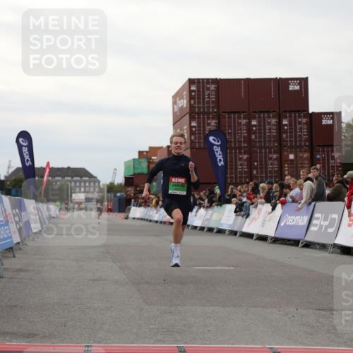 03.10.2025 - Köhlbrandbrückenlauf Yannick Fuchs http://msf.ph/oto/8983819 03.10.2025 15:54:13 Ziel 8920 meine-sportfotos.de