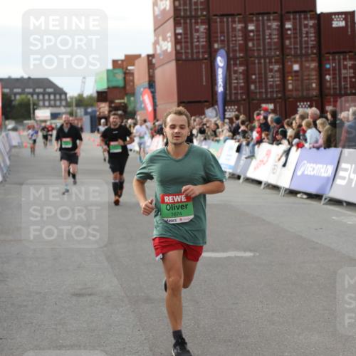 03.10.2025 - Köhlbrandbrückenlauf Yannick Fuchs http://msf.ph/oto/8983820 03.10.2025 16:07:43 Ziel 7179, 7588, 7674, 7763, 7780, 8035, 9020, 9099, 9456, 9457 meine-sportfotos.de