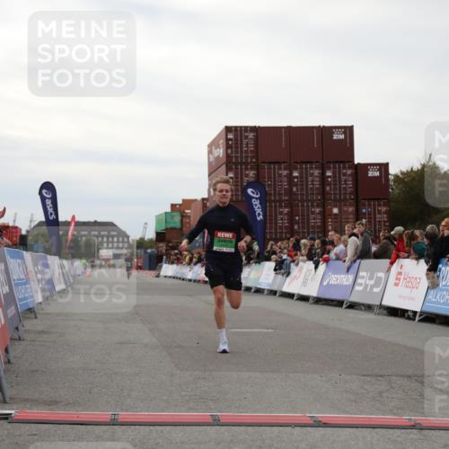 03.10.2025 - Köhlbrandbrückenlauf Yannick Fuchs http://msf.ph/oto/8983821 03.10.2025 15:54:13 Ziel 8920 meine-sportfotos.de