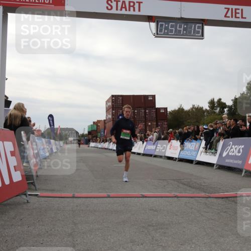 03.10.2025 - Köhlbrandbrückenlauf Yannick Fuchs http://msf.ph/oto/8983822 03.10.2025 15:54:13 Ziel 8920 meine-sportfotos.de
