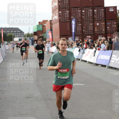 03.10.2025 - Köhlbrandbrückenlauf Yannick Fuchs http://msf.ph/oto/8983823 03.10.2025 16:07:43 Ziel 7179, 7588, 7674, 7763, 7780, 8035, 9020, 9099, 9456, 9457 meine-sportfotos.de