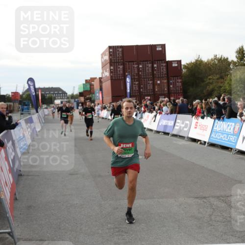 03.10.2025 - Köhlbrandbrückenlauf Yannick Fuchs http://msf.ph/oto/8983824 03.10.2025 16:07:44 Ziel 7588, 7674, 7763, 7780, 8035, 9020, 9099, 9456, 9457 meine-sportfotos.de