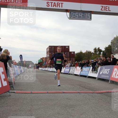 03.10.2025 - Köhlbrandbrückenlauf Yannick Fuchs http://msf.ph/oto/8983825 03.10.2025 15:54:13 Ziel 8920 meine-sportfotos.de