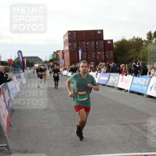 03.10.2025 - Köhlbrandbrückenlauf Yannick Fuchs http://msf.ph/oto/8983826 03.10.2025 16:07:44 Ziel 7588, 7674, 7763, 7780, 8035, 9020, 9099, 9456, 9457 meine-sportfotos.de