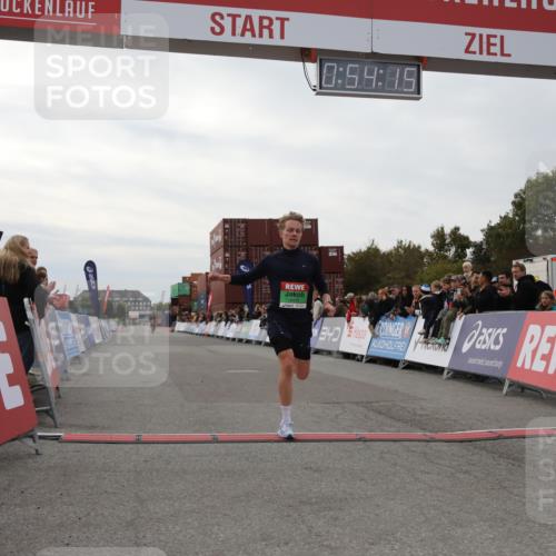03.10.2025 - Köhlbrandbrückenlauf Yannick Fuchs http://msf.ph/oto/8983827 03.10.2025 15:54:13 Ziel 8920 meine-sportfotos.de