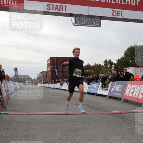 03.10.2025 - Köhlbrandbrückenlauf Yannick Fuchs http://msf.ph/oto/8983829 03.10.2025 15:54:13 Ziel 8920 meine-sportfotos.de