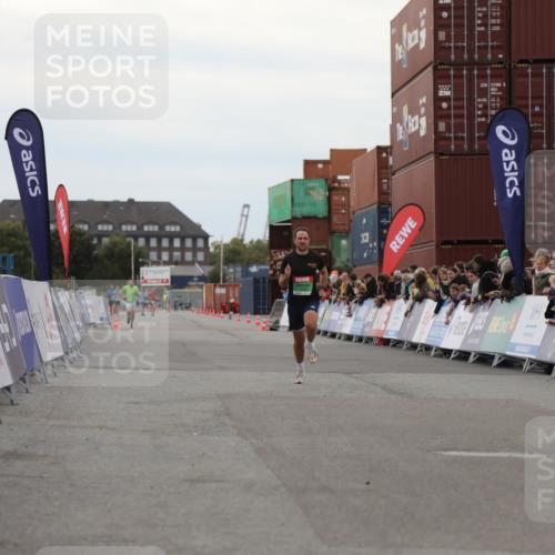 03.10.2025 - Köhlbrandbrückenlauf Yannick Fuchs http://msf.ph/oto/8983838 03.10.2025 15:54:19 Ziel 7123 meine-sportfotos.de