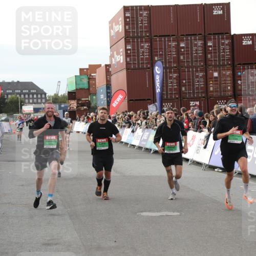 03.10.2025 - Köhlbrandbrückenlauf Yannick Fuchs http://msf.ph/oto/8983841 03.10.2025 16:07:45 Ziel 7588, 7674, 7713, 7763, 7780, 8035, 9020, 9099, 9456, 9457 meine-sportfotos.de