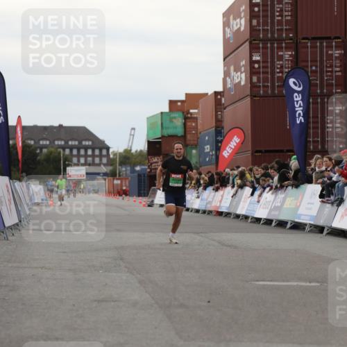 03.10.2025 - Köhlbrandbrückenlauf Yannick Fuchs http://msf.ph/oto/8983842 03.10.2025 15:54:19 Ziel 7123 meine-sportfotos.de
