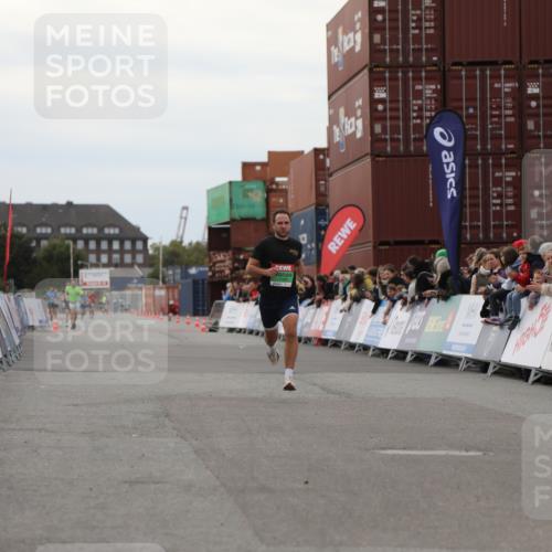 03.10.2025 - Köhlbrandbrückenlauf Yannick Fuchs http://msf.ph/oto/8983847 03.10.2025 15:54:19 Ziel 7123 meine-sportfotos.de
