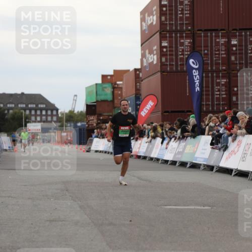 03.10.2025 - Köhlbrandbrückenlauf Yannick Fuchs http://msf.ph/oto/8983849 03.10.2025 15:54:20 Ziel 7123 meine-sportfotos.de
