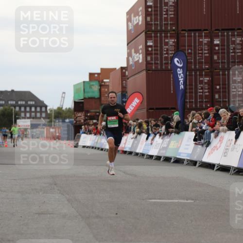 03.10.2025 - Köhlbrandbrückenlauf Yannick Fuchs http://msf.ph/oto/8983851 03.10.2025 15:54:20 Ziel 7123 meine-sportfotos.de