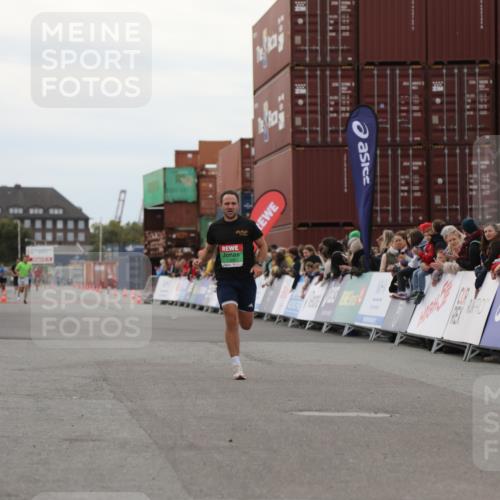 03.10.2025 - Köhlbrandbrückenlauf Yannick Fuchs http://msf.ph/oto/8983853 03.10.2025 15:54:20 Ziel 7123 meine-sportfotos.de
