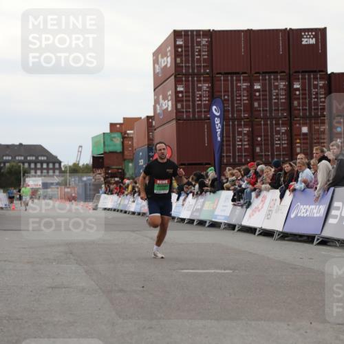 03.10.2025 - Köhlbrandbrückenlauf Yannick Fuchs http://msf.ph/oto/8983855 03.10.2025 15:54:20 Ziel 7123 meine-sportfotos.de