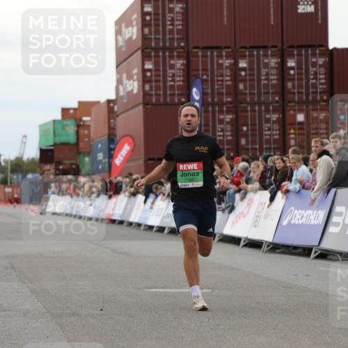 03.10.2025 - Köhlbrandbrückenlauf Yannick Fuchs http://msf.ph/oto/8983861 03.10.2025 15:54:21 Ziel 7123 meine-sportfotos.de