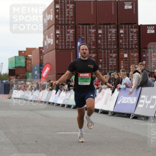 03.10.2025 - Köhlbrandbrückenlauf Yannick Fuchs http://msf.ph/oto/8983862 03.10.2025 15:54:21 Ziel 7123 meine-sportfotos.de