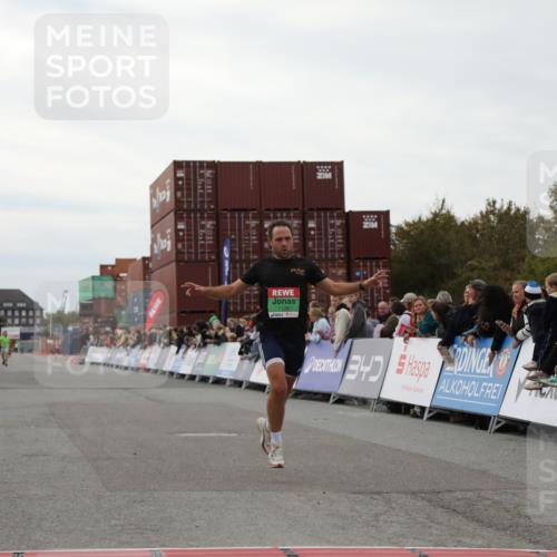03.10.2025 - Köhlbrandbrückenlauf Yannick Fuchs http://msf.ph/oto/8983864 03.10.2025 15:54:22 Ziel 7123 meine-sportfotos.de