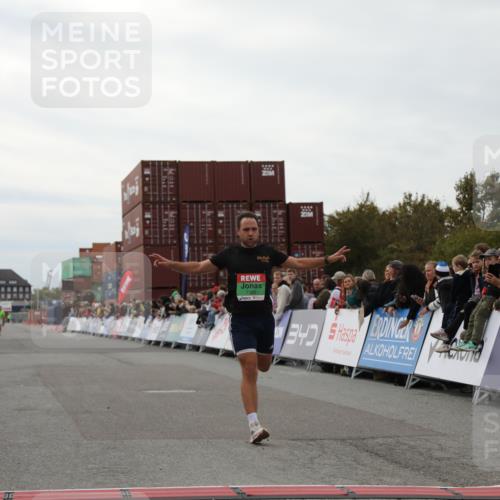 03.10.2025 - Köhlbrandbrückenlauf Yannick Fuchs http://msf.ph/oto/8983866 03.10.2025 15:54:22 Ziel 7123 meine-sportfotos.de