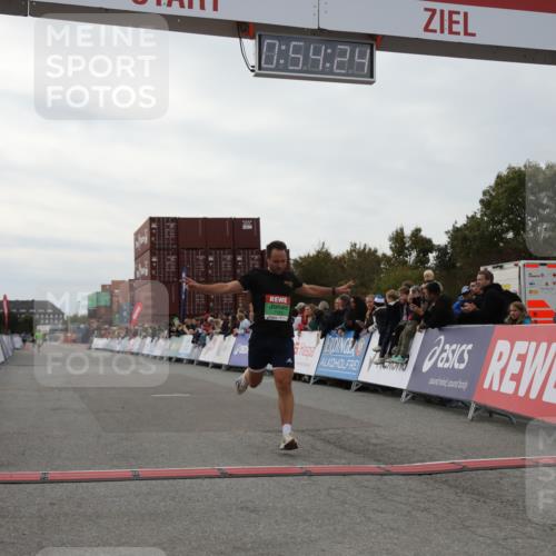 03.10.2025 - Köhlbrandbrückenlauf Yannick Fuchs http://msf.ph/oto/8983868 03.10.2025 15:54:22 Ziel 7123 meine-sportfotos.de