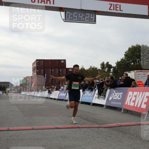 03.10.2025 - Köhlbrandbrückenlauf Yannick Fuchs http://msf.ph/oto/8983869 03.10.2025 15:54:22 Ziel 7123 meine-sportfotos.de