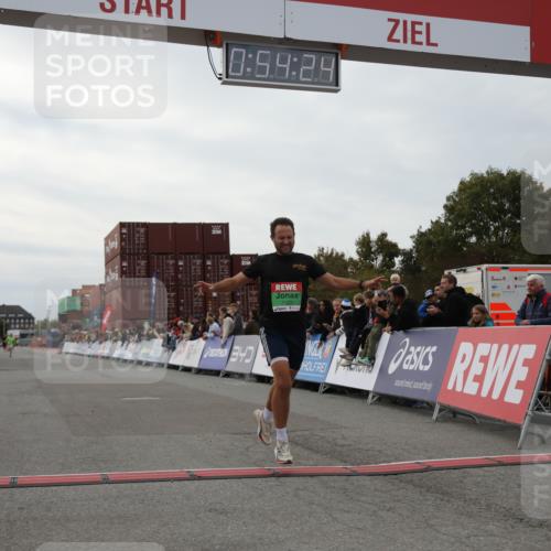 03.10.2025 - Köhlbrandbrückenlauf Yannick Fuchs http://msf.ph/oto/8983871 03.10.2025 15:54:23 Ziel 7123 meine-sportfotos.de