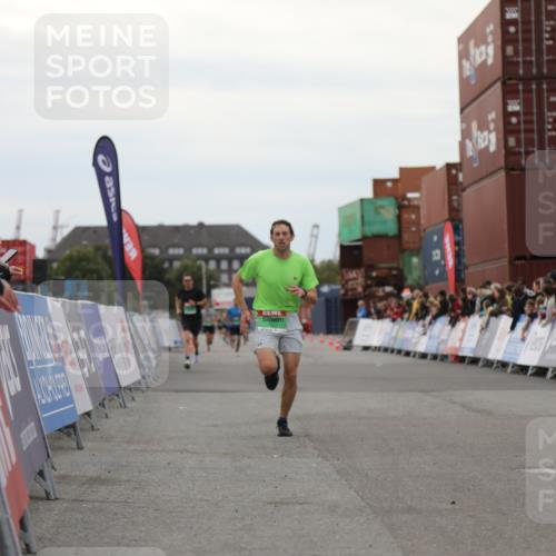 03.10.2025 - Köhlbrandbrückenlauf Yannick Fuchs http://msf.ph/oto/8983892 03.10.2025 15:54:32 Ziel 7026, 7072 meine-sportfotos.de