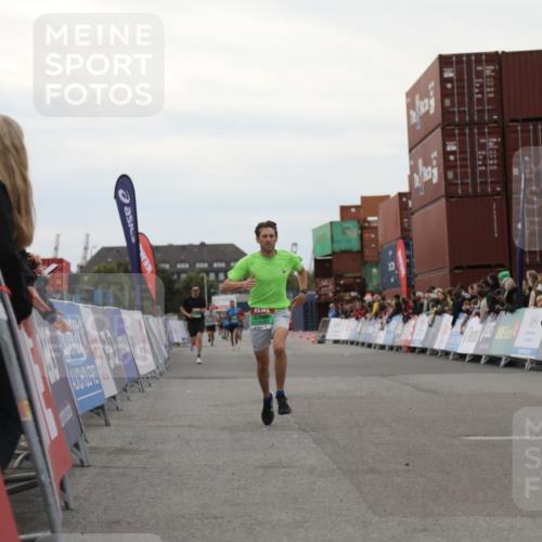 03.10.2025 - Köhlbrandbrückenlauf Yannick Fuchs http://msf.ph/oto/8983895 03.10.2025 15:54:32 Ziel 7026, 7072 meine-sportfotos.de