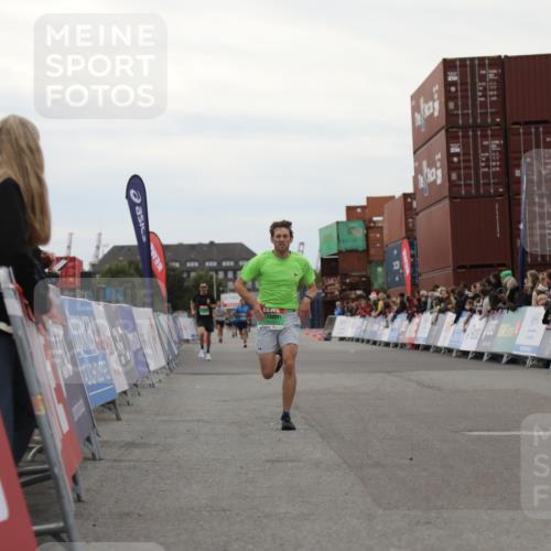03.10.2025 - Köhlbrandbrückenlauf Yannick Fuchs http://msf.ph/oto/8983898 03.10.2025 15:54:32 Ziel 7026, 7072 meine-sportfotos.de