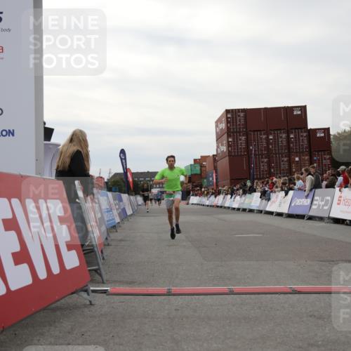 03.10.2025 - Köhlbrandbrückenlauf Yannick Fuchs http://msf.ph/oto/8983900 03.10.2025 15:54:33 Ziel 7026, 7072 meine-sportfotos.de