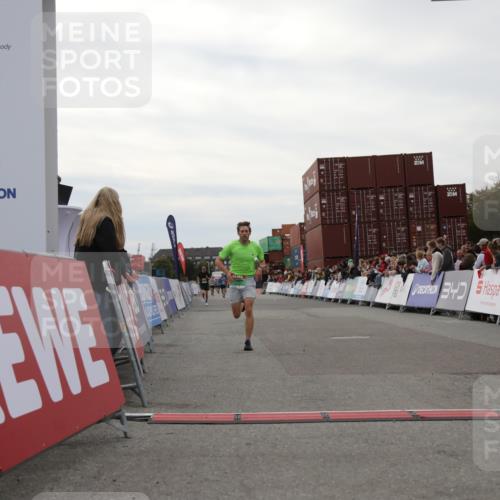 03.10.2025 - Köhlbrandbrückenlauf Yannick Fuchs http://msf.ph/oto/8983901 03.10.2025 15:54:33 Ziel 7026, 7072 meine-sportfotos.de