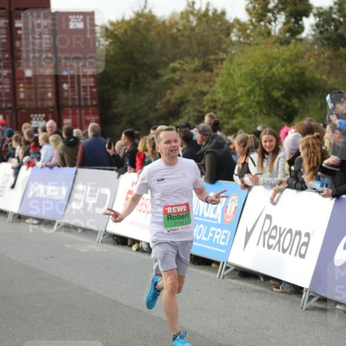 03.10.2025 - Köhlbrandbrückenlauf Yannick Fuchs http://msf.ph/oto/8983903 03.10.2025 16:07:52 Ziel 7085, 7335, 7713, 7763, 7780, 8824, 9096, 9099, 9543 meine-sportfotos.de