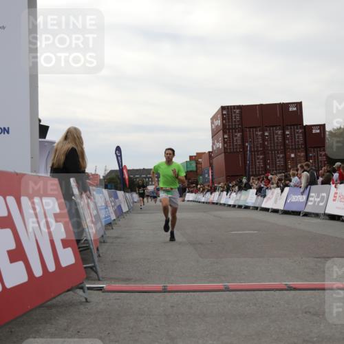 03.10.2025 - Köhlbrandbrückenlauf Yannick Fuchs http://msf.ph/oto/8983904 03.10.2025 15:54:33 Ziel 7026, 7072 meine-sportfotos.de