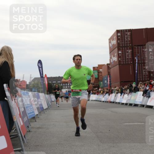 03.10.2025 - Köhlbrandbrückenlauf Yannick Fuchs http://msf.ph/oto/8983905 03.10.2025 15:54:33 Ziel 7026, 7072 meine-sportfotos.de