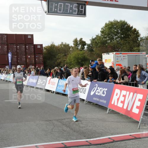 03.10.2025 - Köhlbrandbrückenlauf Yannick Fuchs http://msf.ph/oto/8983907 03.10.2025 16:07:53 Ziel 7085, 7335, 7713, 7763, 8824, 9096, 9543 meine-sportfotos.de